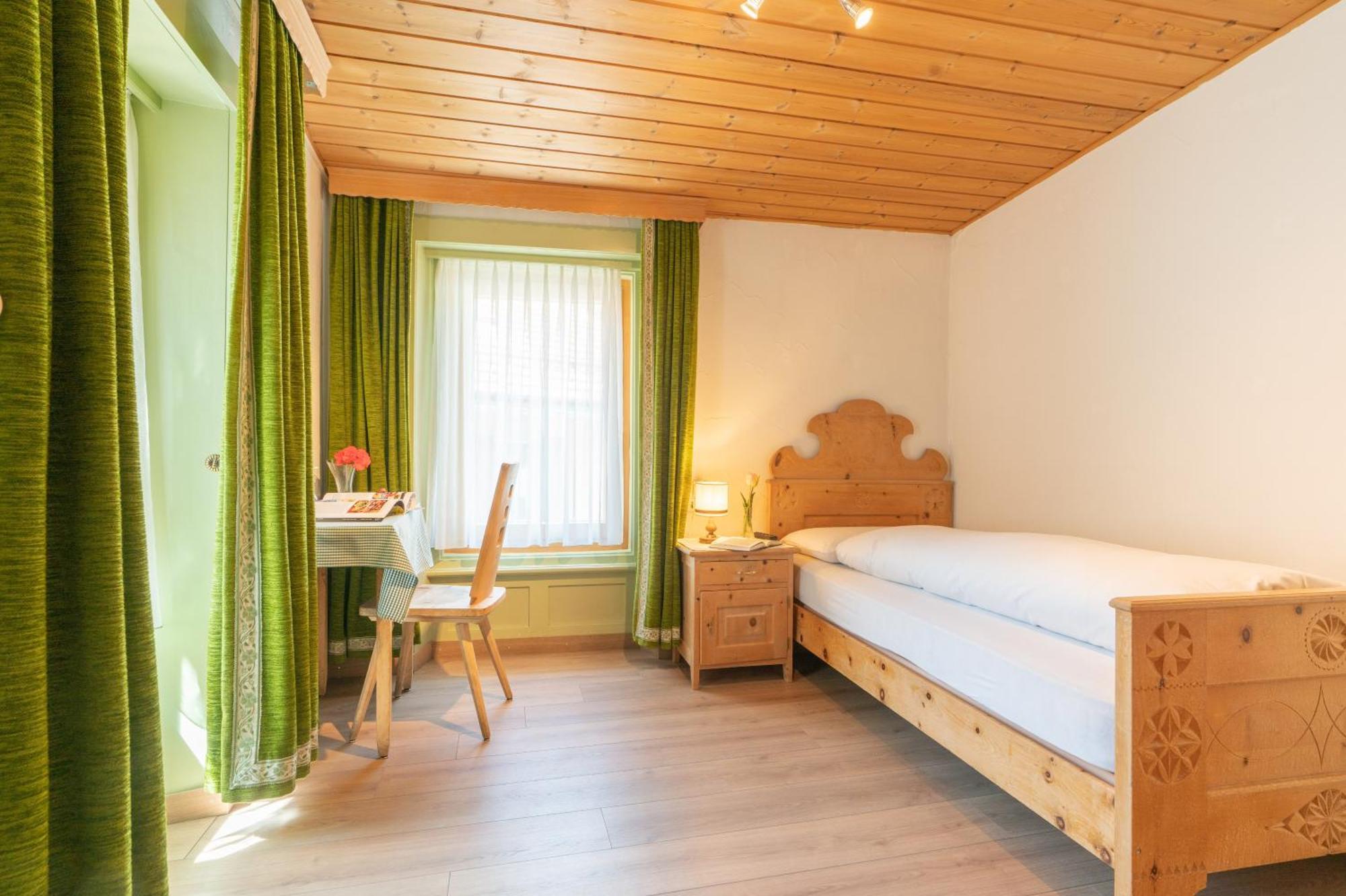 Hotel Alpina แซร์เนซ ภายนอก รูปภาพ